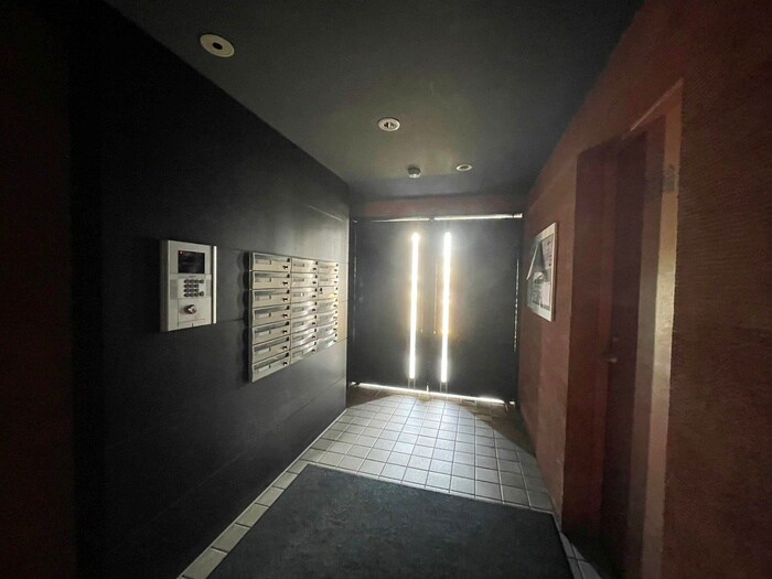 物件外観写真3　(エントランス部分)