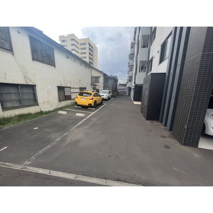 物件外観写真3　(駐車場)