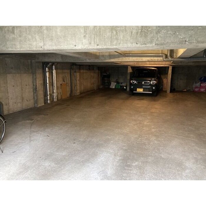 物件外観写真2　(駐車場)