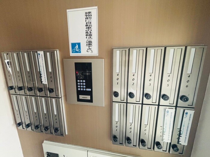 物件外観写真4　(エントランス部分)