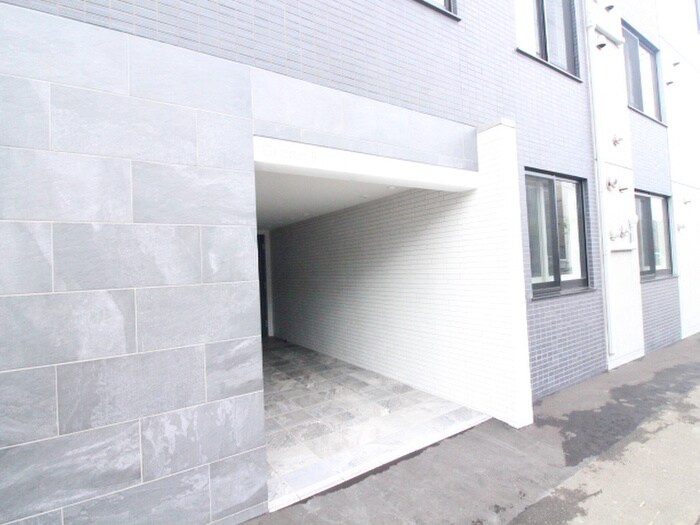 物件外観写真4　(エントランス部分)