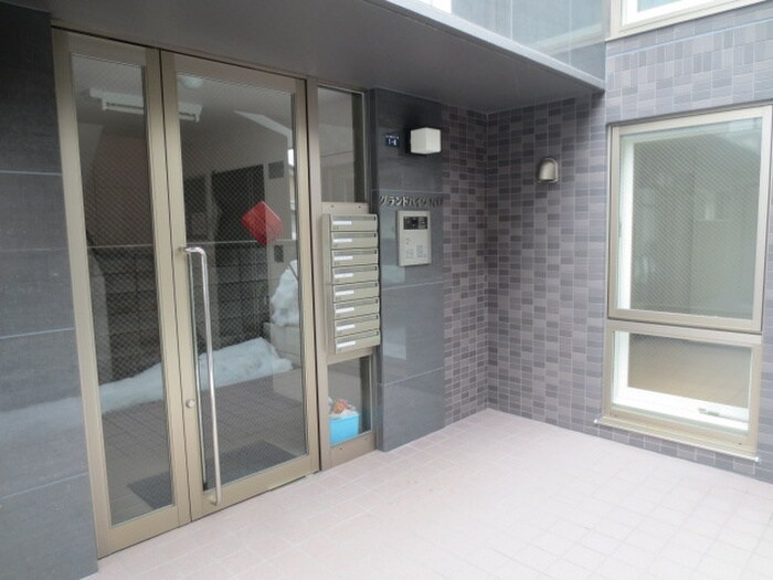 物件外観写真3　(エントランス部分)