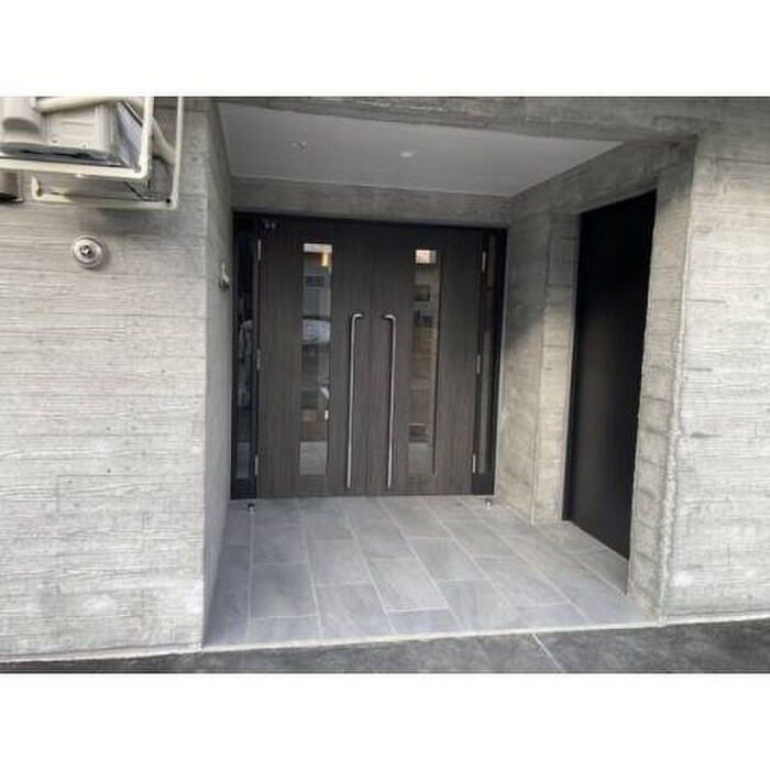 物件外観写真3　(エントランス部分)