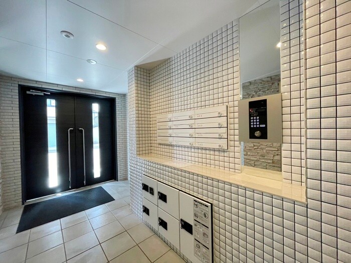 物件外観写真2　(エントランス部分)