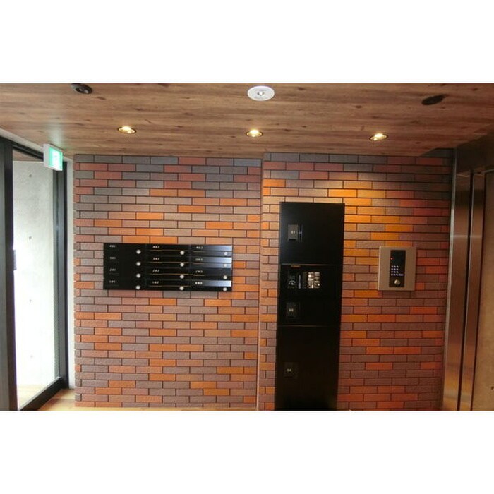 物件外観写真4　(エントランス部分)