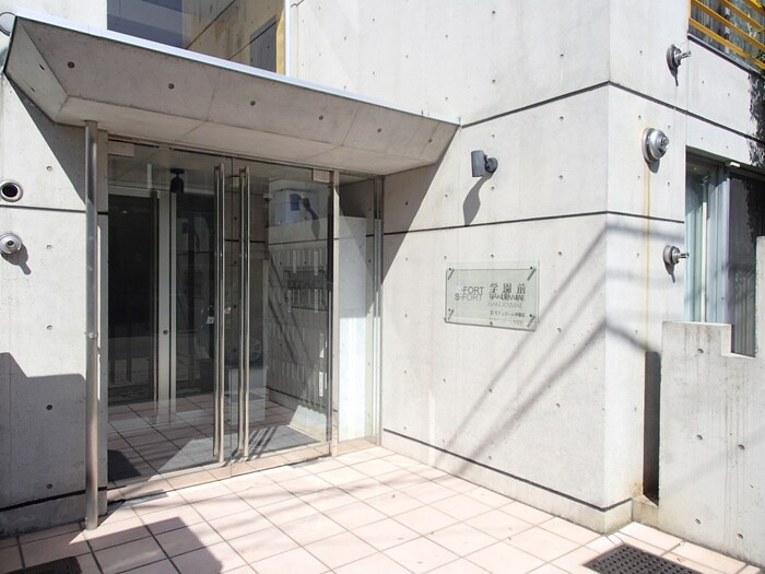 物件外観写真3　(エントランス部分)