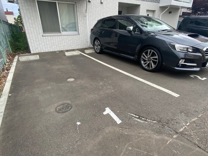 物件外観写真3　(駐車場)