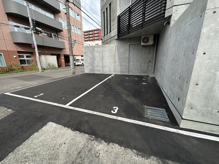 物件外観写真3　(駐車場)