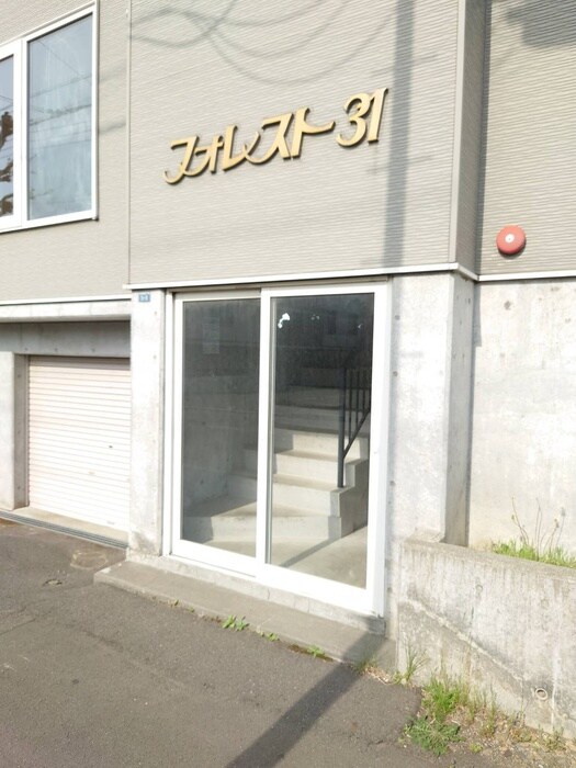 物件外観写真3　(エントランス部分)