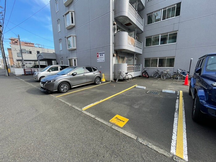 物件外観写真4　(駐車場)