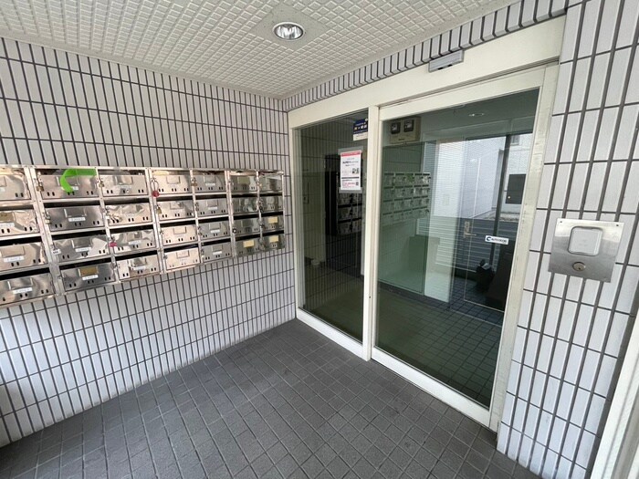 物件外観写真6　(エントランス部分)