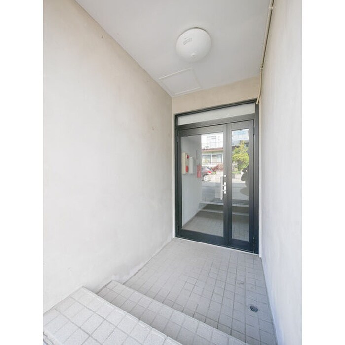 物件外観写真2　(エントランス部分)