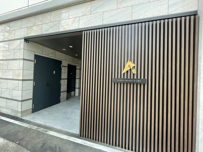 物件外観写真4　(エントランス部分)