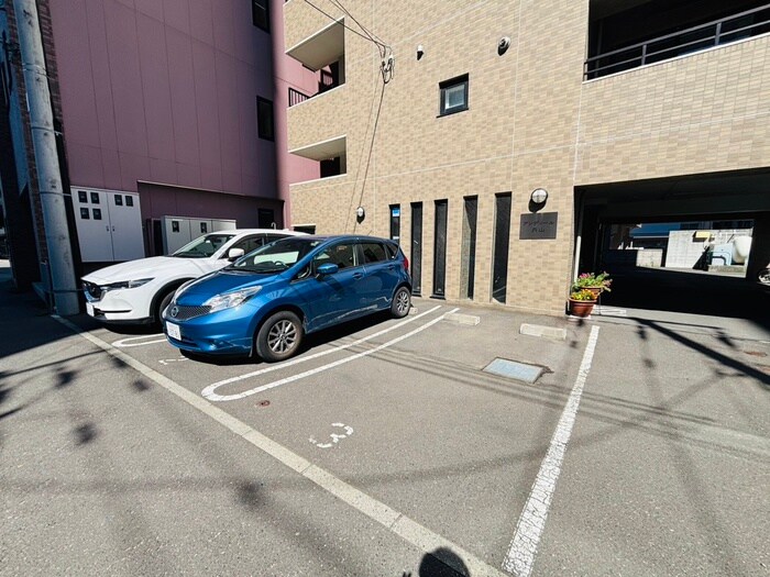物件外観写真6　(駐車場)