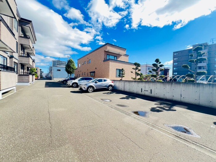 物件外観写真3　(駐車場)