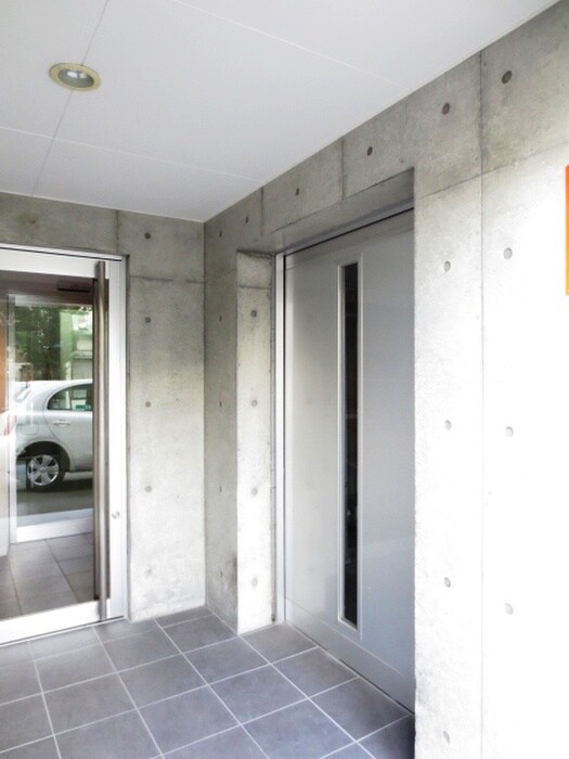 物件外観写真4　(エントランス部分)