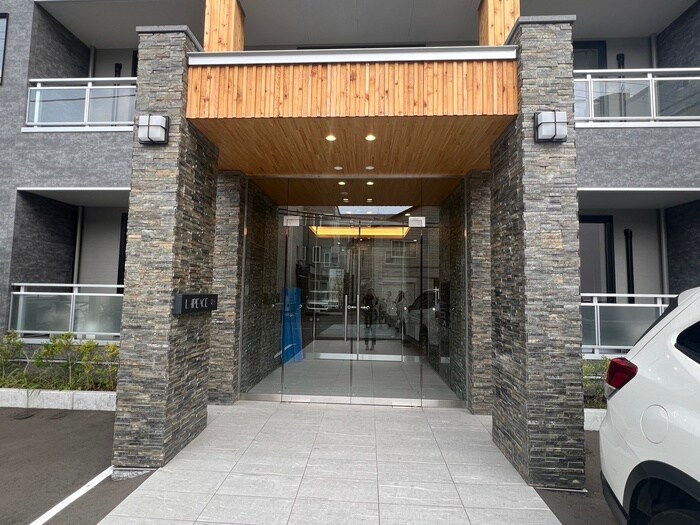 物件外観写真5　(エントランス部分)