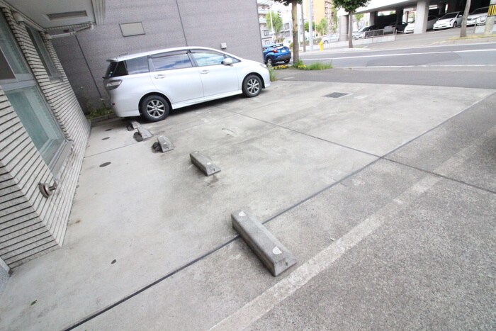 物件外観写真3　(駐車場)