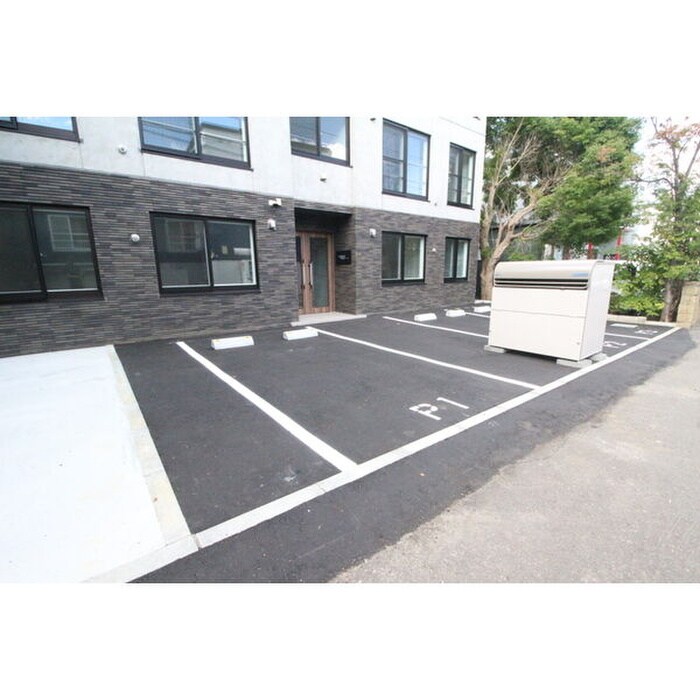 物件外観写真6　(駐車場)