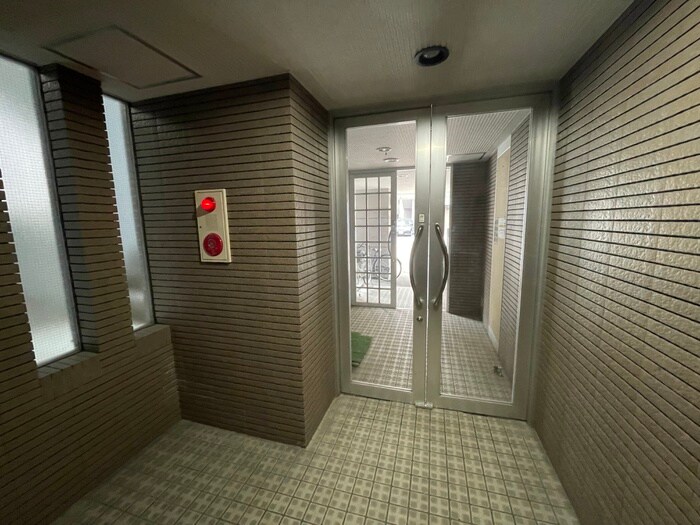 物件外観写真6　(エントランス部分)