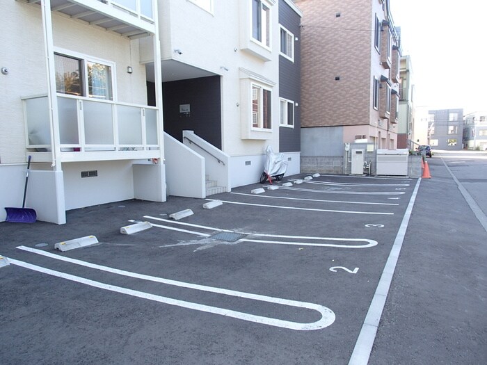 物件外観写真3　(駐車場)