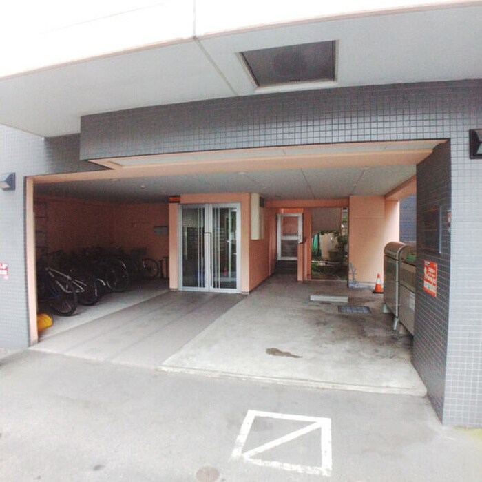 物件外観写真3　(エントランス部分)