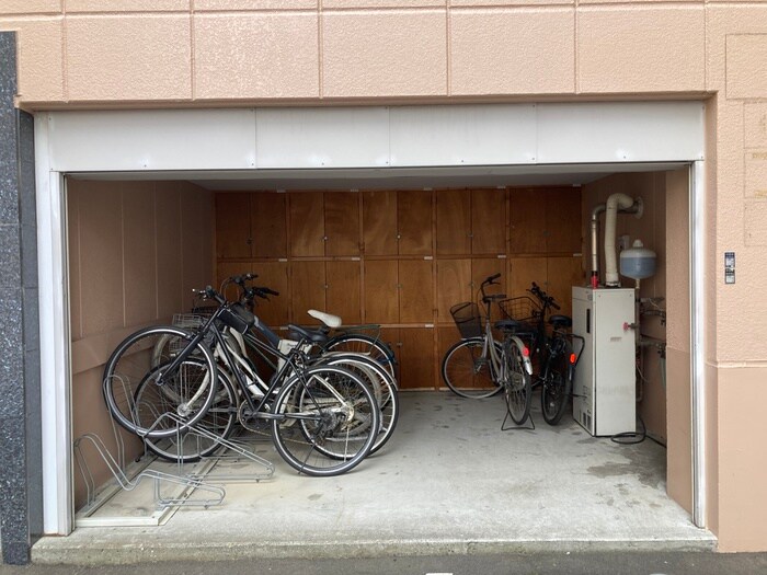 物件外観写真4　(駐輪場)