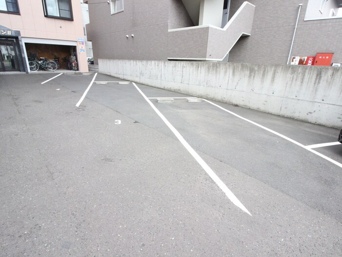 物件外観写真5　(駐車場)