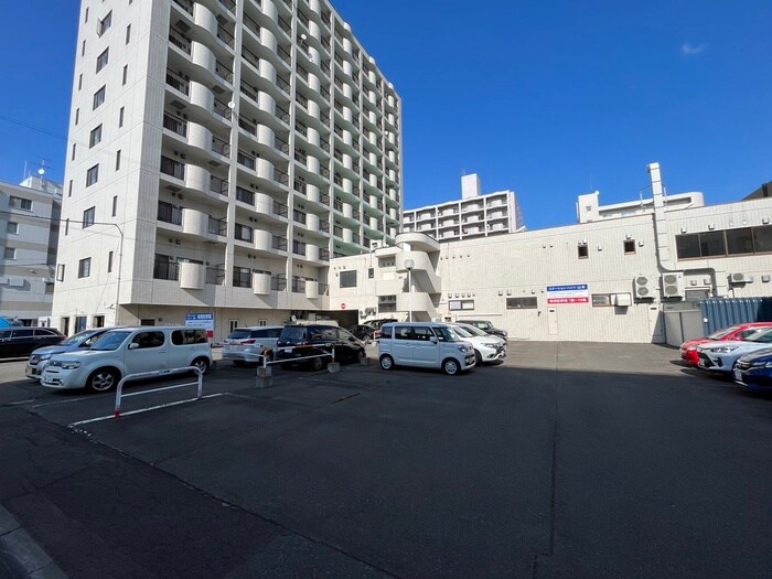 物件外観写真2　(駐車場)