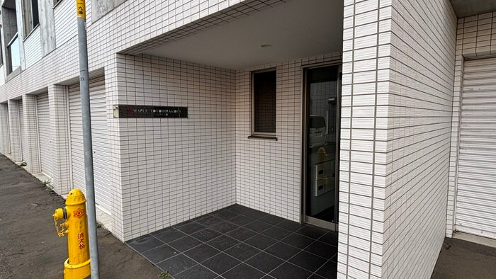 物件外観写真5　(エントランス部分)