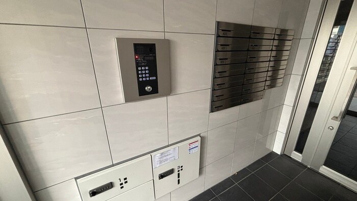 物件外観写真6　(エントランス部分)