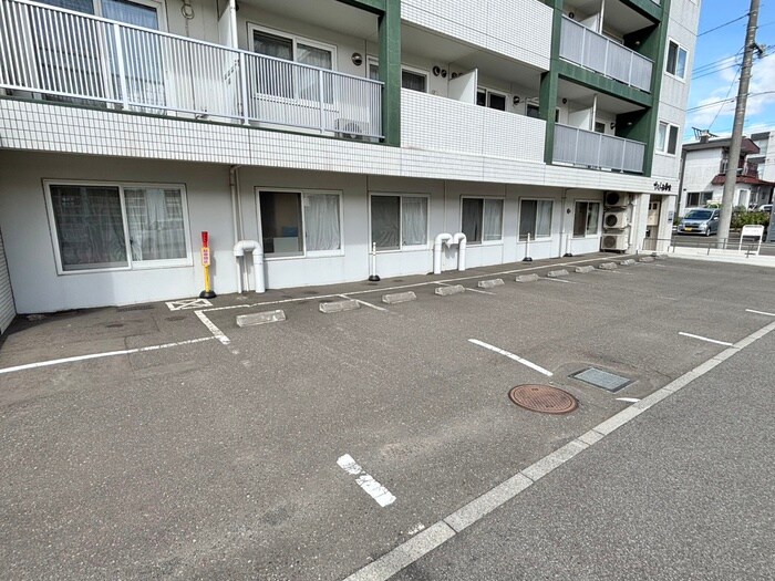 物件外観写真6　(駐車場)