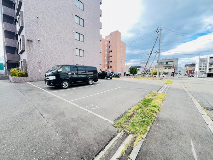 物件外観写真3　(駐車場)