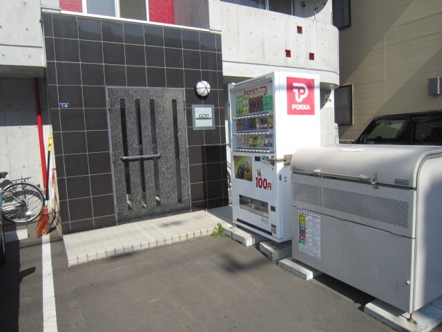 物件外観写真3　(エントランス部分)