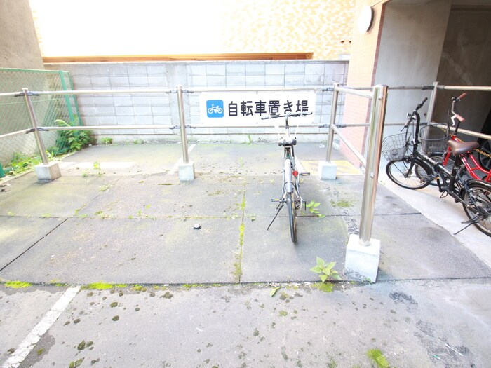 物件外観写真4　(駐輪場)
