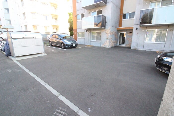 物件外観写真4　(駐車場)