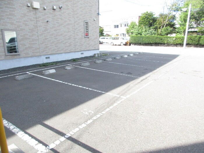 物件外観写真6　(駐車場)