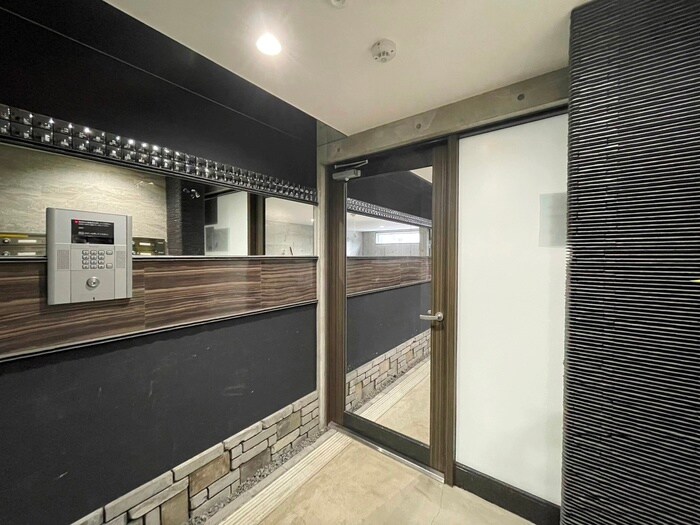 物件外観写真2　(エントランス部分)