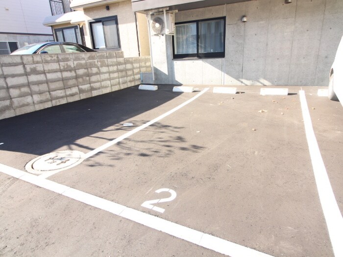物件外観写真3　(駐車場)