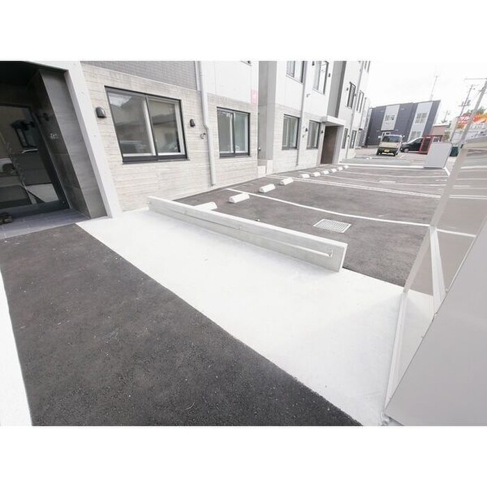 物件外観写真4　(駐車場)