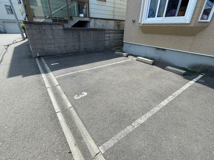 物件外観写真4　(駐車場)