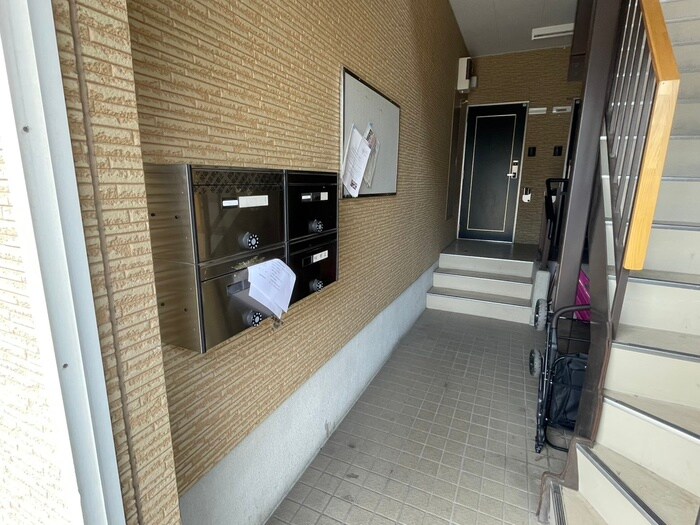 物件外観写真5　(エントランス部分)