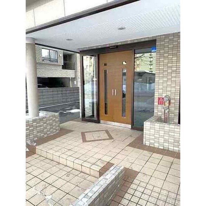 物件外観写真2　(エントランス部分)