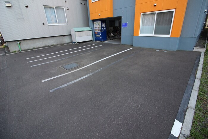 物件外観写真5　(駐車場)