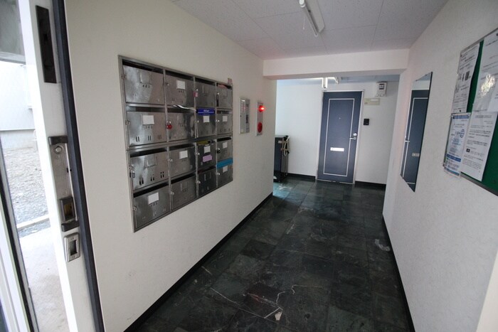 物件外観写真6　(エントランス部分)