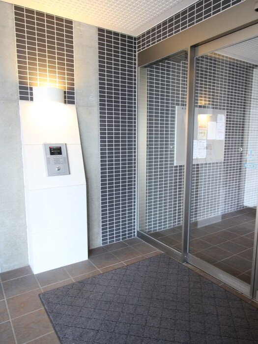 物件外観写真4　(エントランス部分)