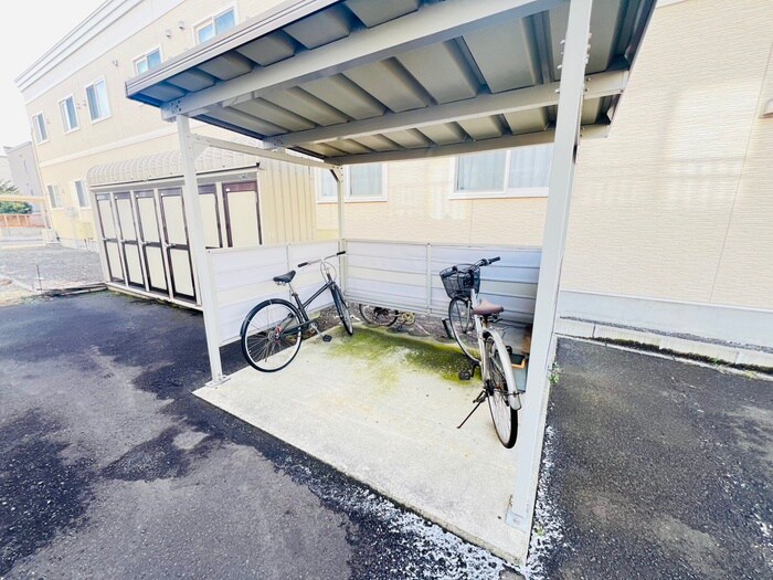 物件外観写真4　(駐輪場)