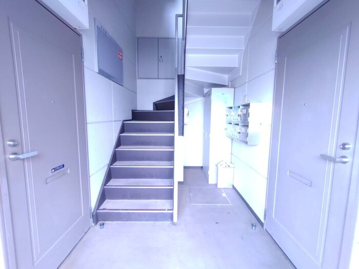 物件外観写真4　(エントランス部分)