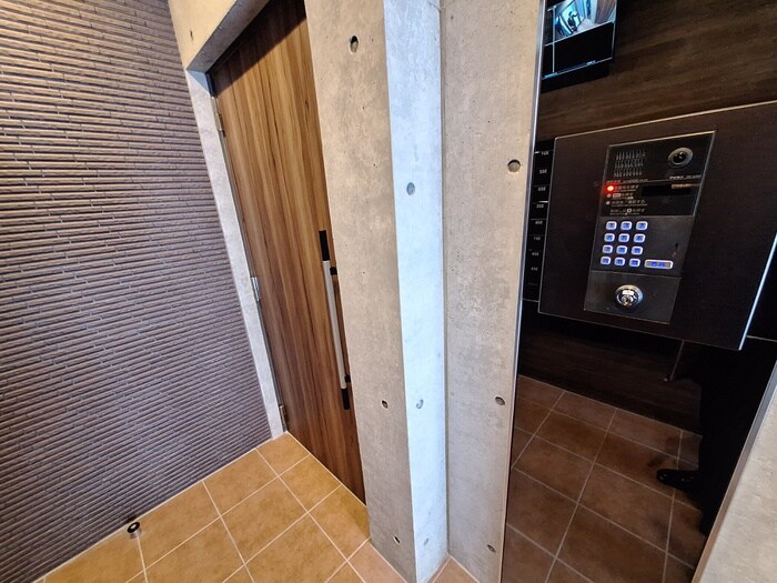 物件外観写真4　(エントランス部分)