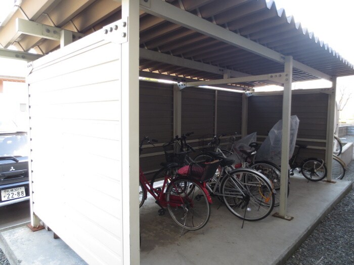 物件外観写真3　(駐輪場)